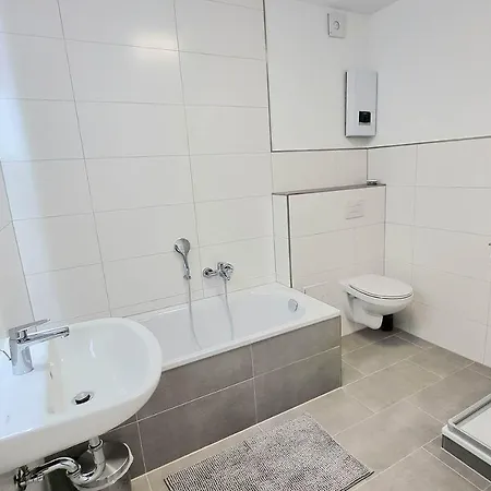 דירה Monteurwohnung Mit Balkon, 5 Zimmer, Voll Ausgestattet, Waesche Inklusive, Kostenfreier Parkplatz Und Wlan - Il01