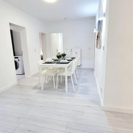 דירה Monteurwohnung Mit Balkon, 5 Zimmer, Voll Ausgestattet, Waesche Inklusive, Kostenfreier Parkplatz Und Wlan - Il01 *