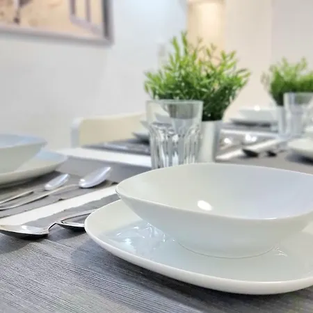 דירה Monteurwohnung Mit Balkon, 5 Zimmer, Voll Ausgestattet, Waesche Inklusive, Kostenfreier Parkplatz Und Wlan - Il01 *