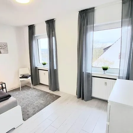Monteurwohnung Mit Balkon, 5 Zimmer, Voll Ausgestattet, Waesche Inklusive, Kostenfreier Parkplatz Und Wlan - Il01