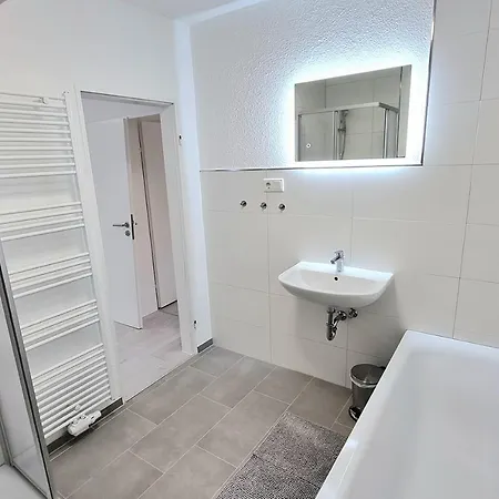 דירה Monteurwohnung Mit Balkon, 5 Zimmer, Voll Ausgestattet, Waesche Inklusive, Kostenfreier Parkplatz Und Wlan - Il01