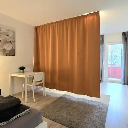 아파트 Monteurwohnung Mit Balkon, 5 Zimmer, Voll Ausgestattet, Waesche Inklusive, Kostenfreier Parkplatz Und Wlan - Il01