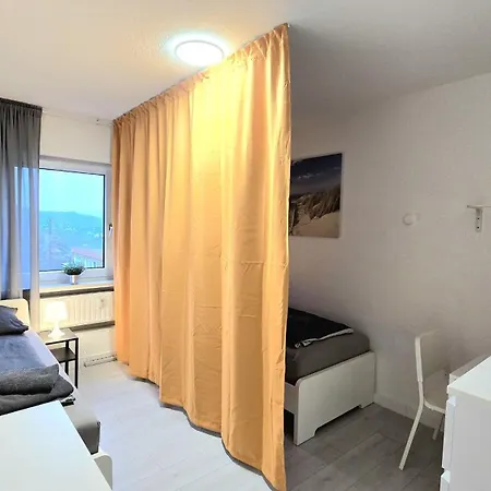 아파트 Monteurwohnung Mit Balkon, 5 Zimmer, Voll Ausgestattet, Waesche Inklusive, Kostenfreier Parkplatz Und Wlan - Il01