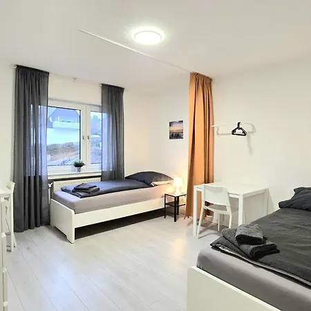 Monteurwohnung Mit Balkon, 5 Zimmer, Voll Ausgestattet, Waesche Inklusive, Kostenfreier Parkplatz Und Wlan - Il01 아파트