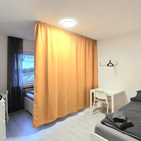아파트 Monteurwohnung Mit Balkon, 5 Zimmer, Voll Ausgestattet, Waesche Inklusive, Kostenfreier Parkplatz Und Wlan - Il01