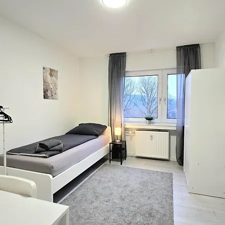 Monteurwohnung Mit Balkon, 5 Zimmer, Voll Ausgestattet, Waesche Inklusive, Kostenfreier Parkplatz Und Wlan - Il01 * 이제를론