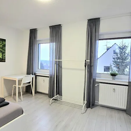 Monteurwohnung Mit Balkon, 5 Zimmer, Voll Ausgestattet, Waesche Inklusive, Kostenfreier Parkplatz Und Wlan - Il01 *